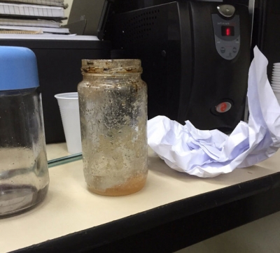 Mulher joga soda cáustica em colega por vingança