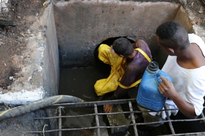 Em limpeza de galeria da rua Bahia, Prefeitura  retira para-choque de carro e muito lixo