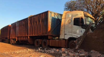 Carreta desgovernada quase causa uma tragédia