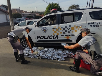 Tráfico continua: bolivianas e peruano são presos com skank e cocaína