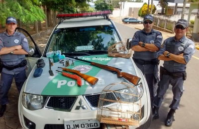 Homem é preso com espingardas e até silenciador