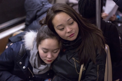 Separadas no nascimento, gêmeas se reencontram com ajuda das mídias sociais