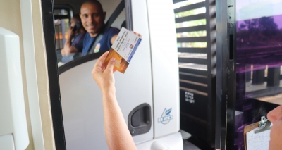 Caminhoneiros recebem vale marmitex na SP-333 em Marília