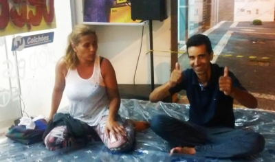 Homem bate recorde nacional de cama em desafio na região. Próximo pode ser em Marília