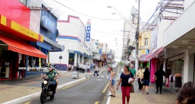 Criminosos invadem loja no centro e levam dinheiro de cofre