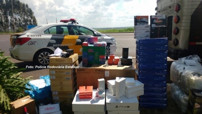 Polícia Rodoviária apreende contrabando em ônibus de sacoleiros