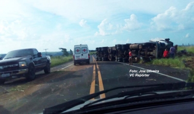 Carreta tomba na SP-333 próximo a Marília