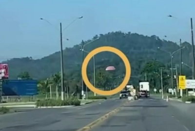 Avião com cinco pessoas a bordo cai logo após decolagem em SC