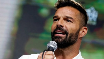 Ricky Martin lamenta falta de convites para trabalhar: ‘É porque sou gay?’