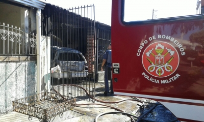 Carros pegam fogo quase ao lado dos Bombeiros