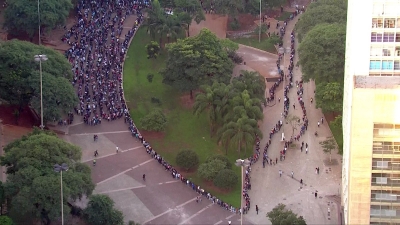 Mutirão por emprego forma fila gigante no Centro de São Paulo