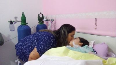 Menina com paralisia tem a vida ligada a tomadas, mãe desabafa: "Se faltar luz, minha filha morre"