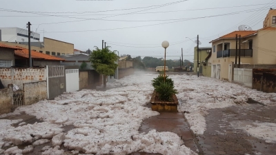 Temporal com chuva forte de granizo atingiu cidade do interior de SP