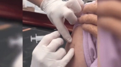 Técnica de enfermagem é demitida após fingir aplicar vacina da Covid em idoso