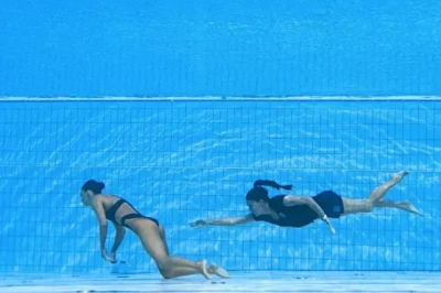 Atleta desmaia durante prova e é socorrida por treinadora em baixo da água