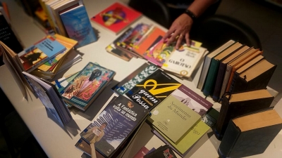 Projeto Mulheres do Bronks 360° recebe doações de livros da Biblioteca Municipal
