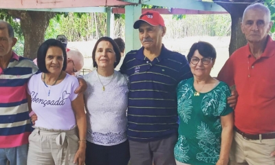 Após 70 anos, homem reencontra irmãos e conhece familiares 
