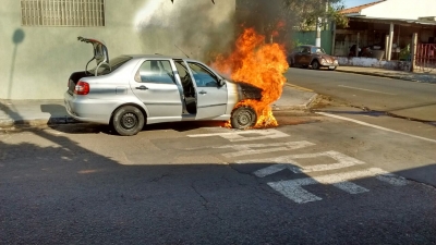 Carro em chamas causa susto na zona oeste