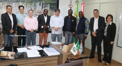 Parceria entre Prefeitura de Marília e Unimar  traz à cidade professores angolanos