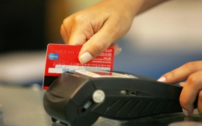 Taxa do cartão e do cheque recuam