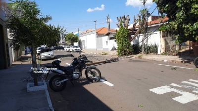 Carreta derruba poste e deixa região da zona norte de Marília sem energia 