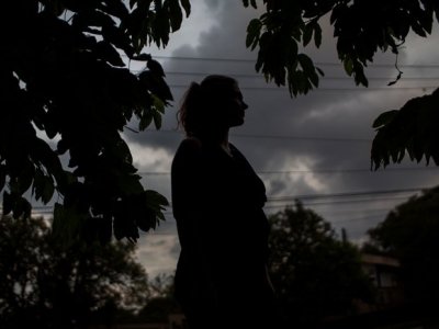 Grávida, mulher deixa o Brasil para abortar