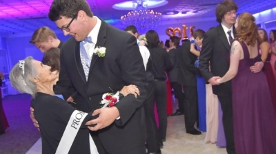 Jovem escolhe avó em estado terminal como seu par em baile de formatura
