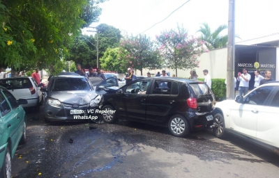 Carro em fuga da polícia causa grave acidente