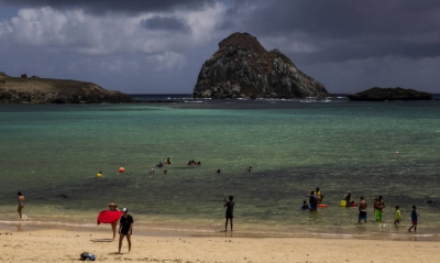 Menina mordida por tubarão em praia de Noronha tem perna amputada