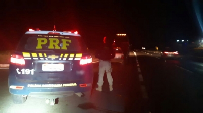 Aposentado morre após bater carro contra caminhão na BR-153