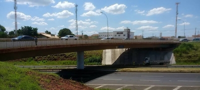 Entrevias interdita viaduto na rodovia do Contorno, em Marília