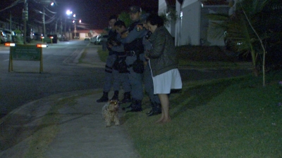 Cachorro salva idosa que dormia durante incêndio na própria casa