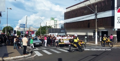 Morte de professora tem protesto contra violência em Marília