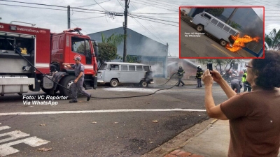 Kombi pega fogo e mobiliza Bombeiros