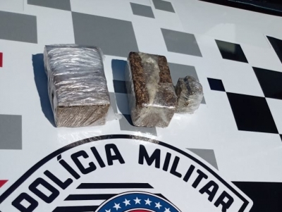 PM prende passageiro de moto com tabletes de maconha na região