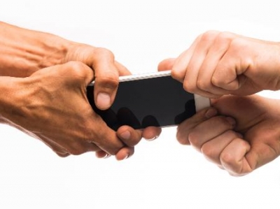 Estudante tem celular roubado na zona leste