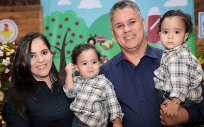 Gêmeos morrem afogados em piscina enquanto pais regavam plantas