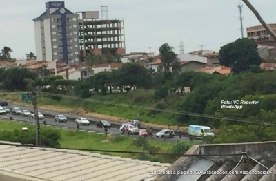 Carro bate contra mureta no Contorno