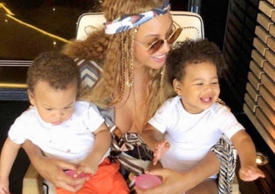 Beyoncé posta foto com os filhos gêmeos no Instagram