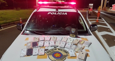 Homens são presos pela Polícia Rodoviária transportando contrabando de celulares