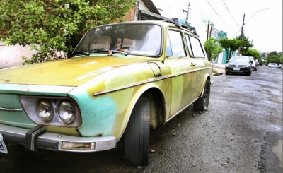 Veículos abandonados pela cidade são recolhidos