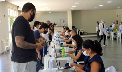 Profissionais da Saúde recebem segunda dose da vacina contra a Covid-19 em Marília