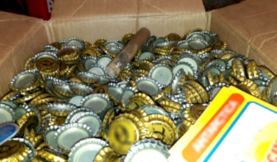 Polícia descobre fábrica de falsificação de rótulos de cerveja, na região