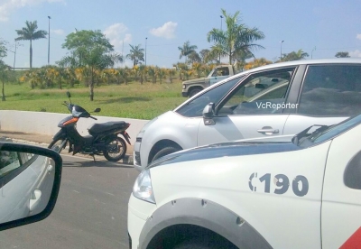 Jovem fica ferida em acidente de moto