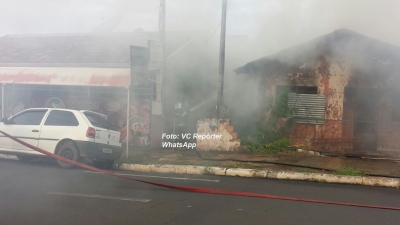 Incêndio atinge casa abandonada na zona Norte