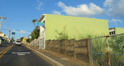 Pompeia: donos de terrenos com mato alto e falta de manutenção são multados