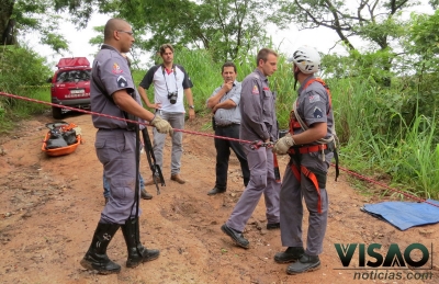 Carro aposentado desaparecido é achado em ribanceira