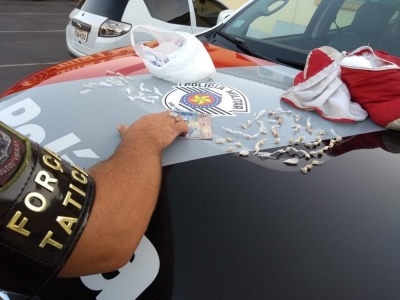 Polícia Militar apreende drogas escondidas dentro de urso de pelúcia 