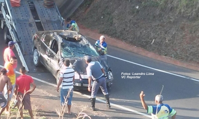 Carro capota em rotatória e suspeitos são presos após tentarem fugir