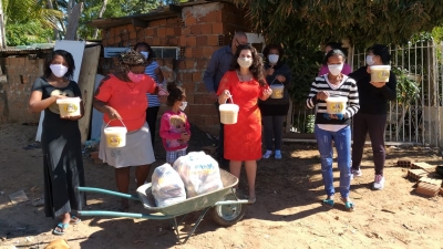 Fundo Social de Solidariedade conhece trabalho da Casa Mateus 25 e faz entrega de alimentos